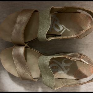 OTBT women’s bushnell wedge sandal in gold